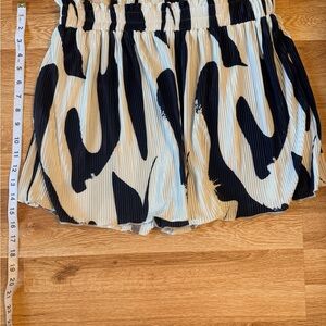 Woven Pleated High-Waist Black & Cream Printed Women’s Shorts
